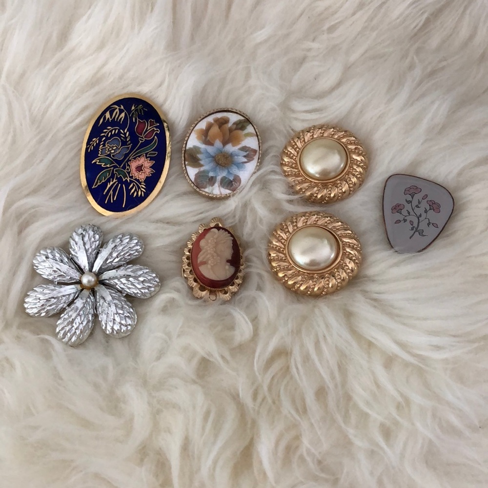 Lot of vintage broaches and clip on earrings